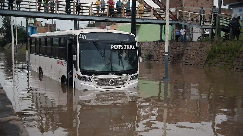 Intensas lluvias provocan inundación en el bulevar Primo de Verdad de la ciudad de Durango 
